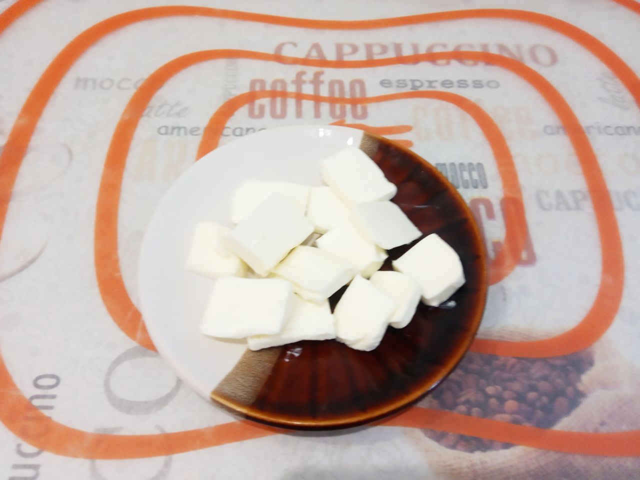 Вкусный десерт, запеченные яблоки с творогом и сливочным маслом: Сливочное масло разрезаем на квадратики.