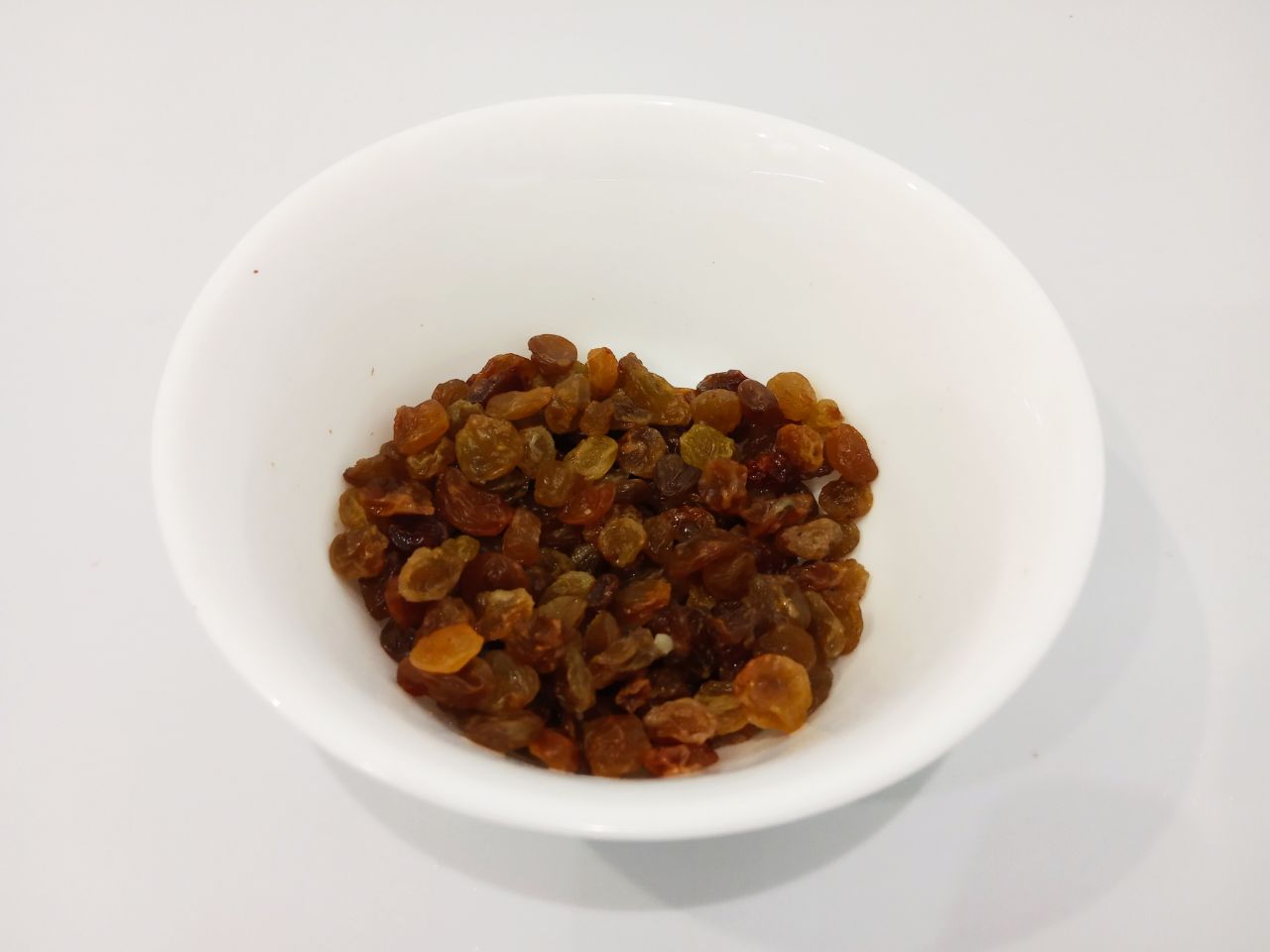 Булочки с изюмом, воздушные и мягкие: Изюм без косточек, перебираем, промываем горячей водой и просушиваем.