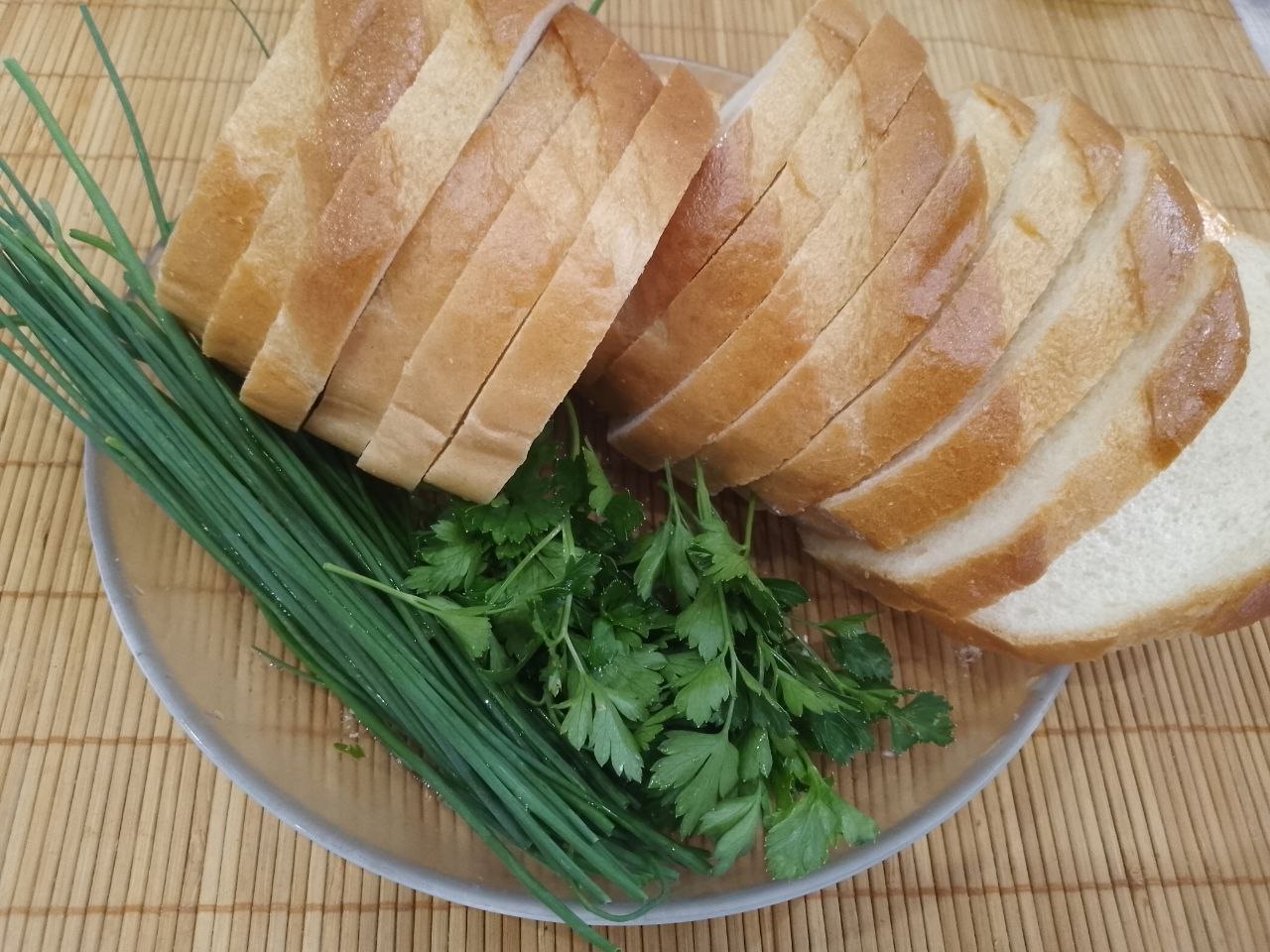 Горячие бутерброды с куриным мясом и сыром, сытные и аппетитные: Батон разрезаем или покупаем уже разрезанный.