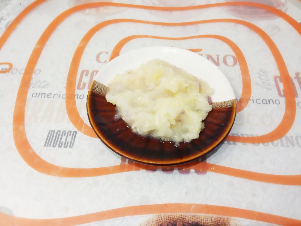Мясные котлеты или зразы с грибами и сыром, в яичном кляре и сухарях: Лук очищаем от шелухи, промываем и натираем на терке.