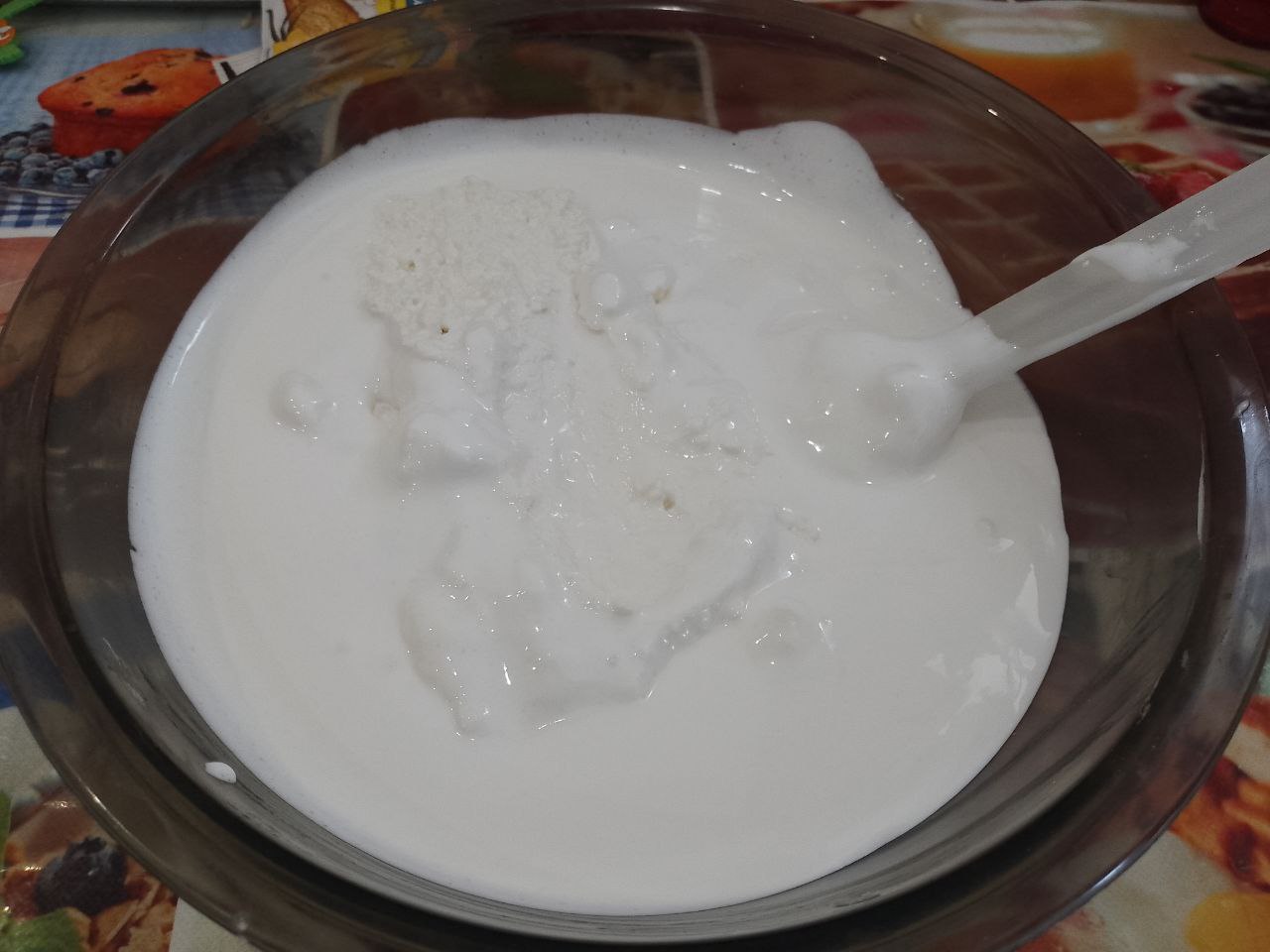 Пирог из песочной крошки, творожной начинки и ягод клубники: Выкладываем белковую массу в творожную массу и осторожно размешиваем.