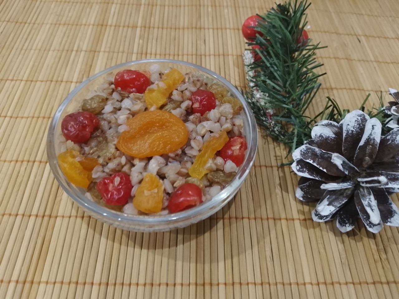 Сладкая кутья из гречки, меда и сухофруктов