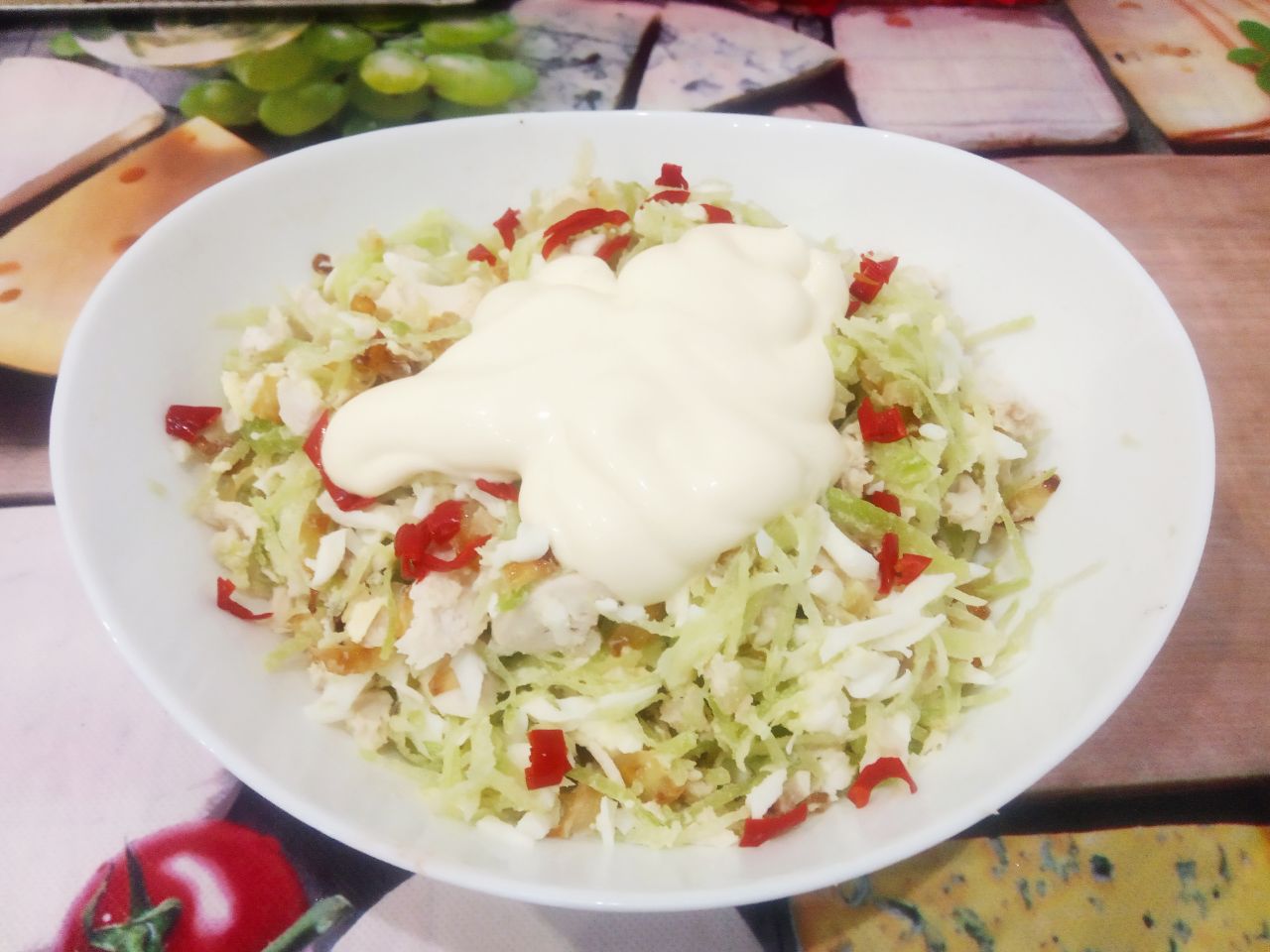 Салат из редьки, куриного филе и яиц, вкусный и сытный: Заправляем салат майонезом, размешиваем и перекладываем в салатницу.