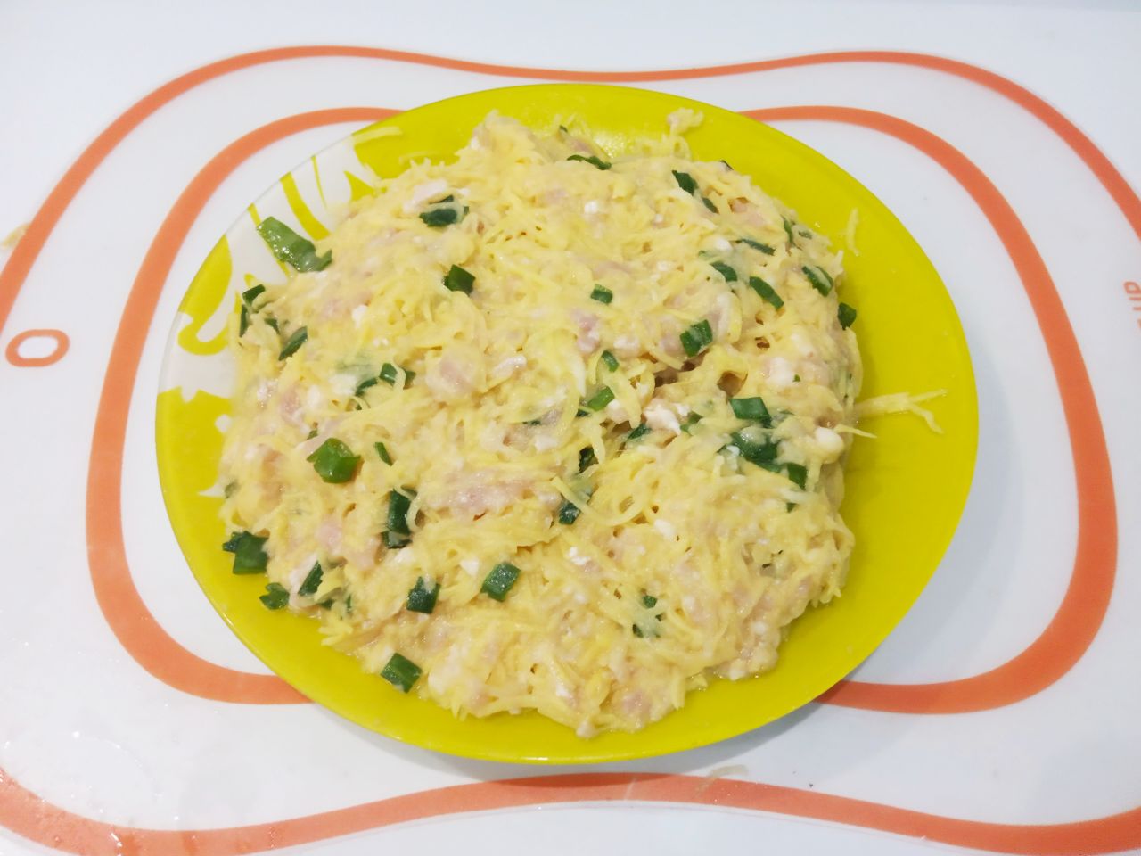 Картофельные оладьи с добавлением мясного фарша и зеленого лука: Соединяем все ингредиенты, солим и перчим по вкусу, перемешиваем.