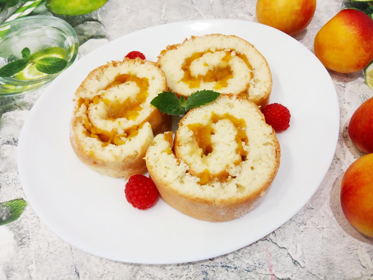 Бисквитный рулет с начинкой из персиков, вкусно и аппетитно