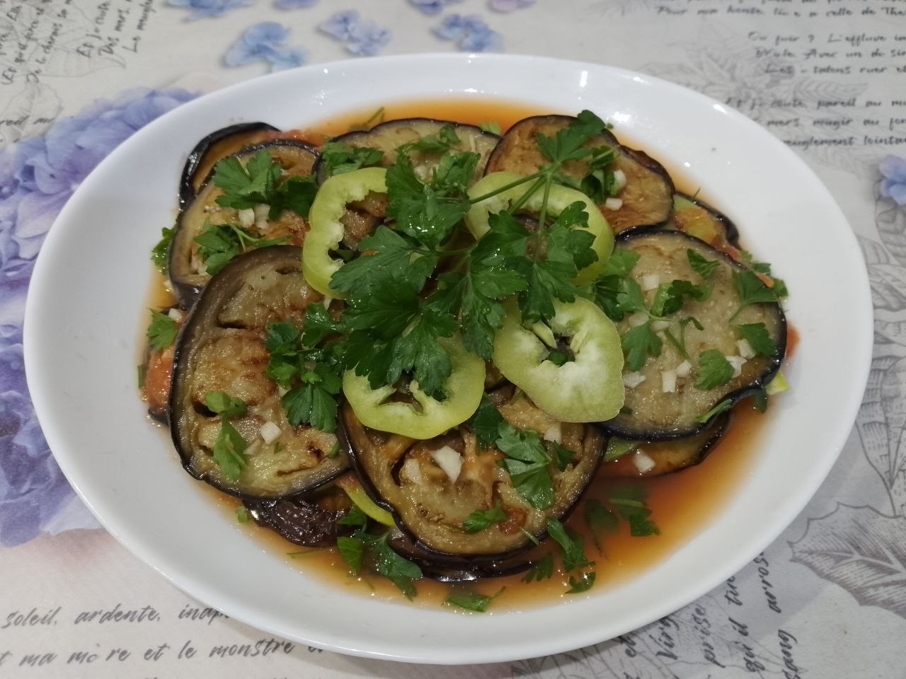 Салат из жареных баклажанов, помидоров, перца, чеснока и зелени, вкусный и аппетитный