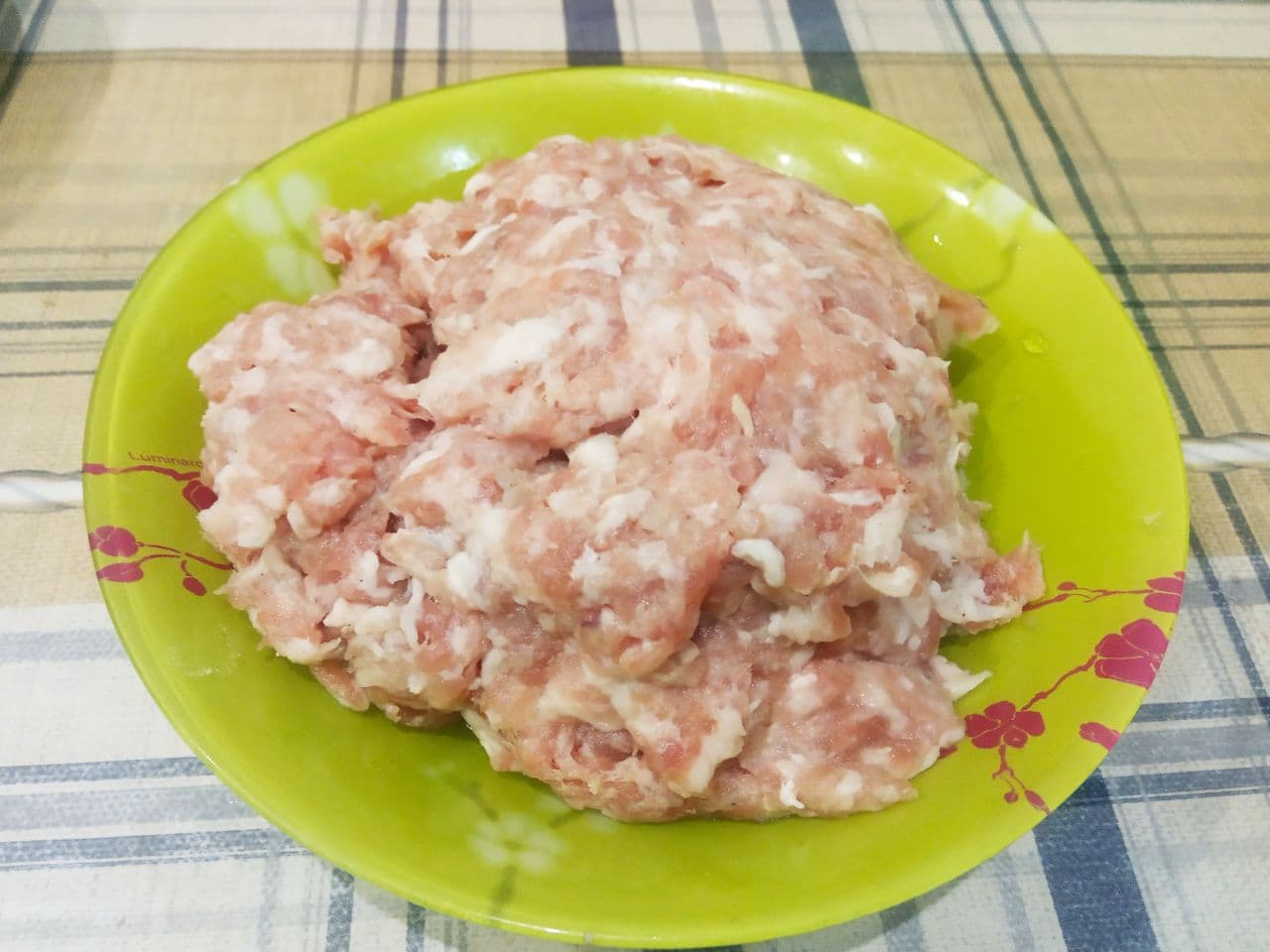 Картофельные зразы с мясной начинкой, вкусные и аппетитные: Мясо промываем, просушиваем, разрезаем на кусочки и пропускаем через мясорубку.
