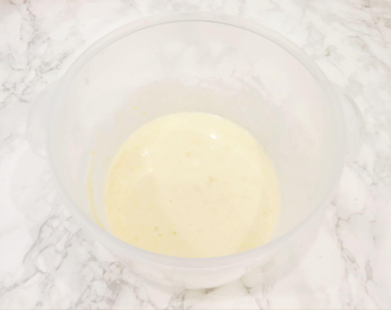 Вареники на кефире с халвой на пару, воздушные и вкусные: Выливаем яичную смесь в кефир, размешиваем.