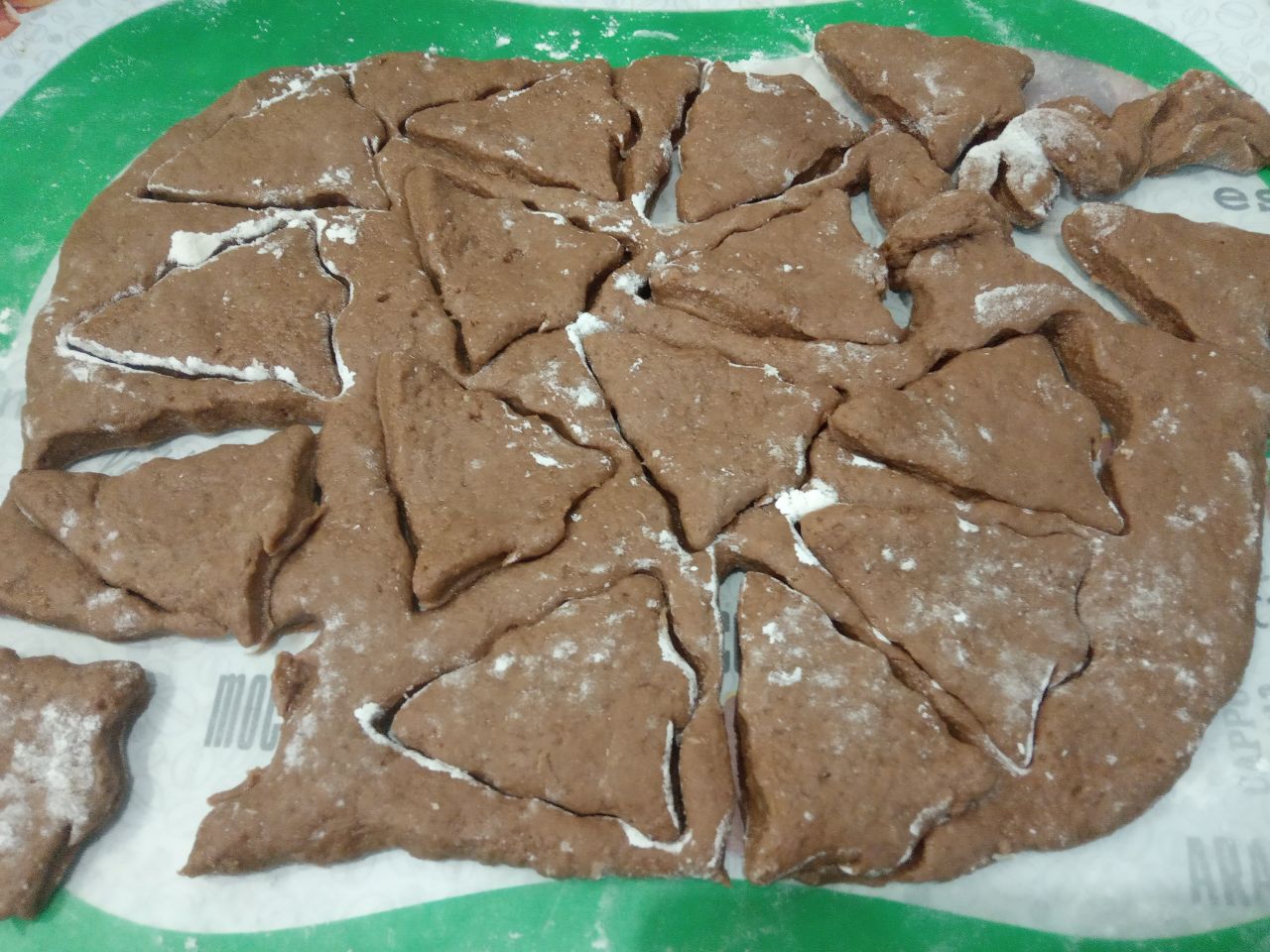Шоколадные пряники на кефире и растительном масле, с добавление манной крупы: Формочкой по своему усмотрению вырезаем печенье.
