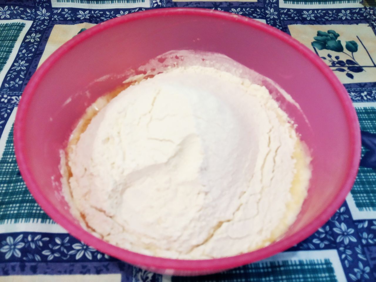 Печенье с джемом и кунжутом подсушенное в духовке: Муку смешиваем с разрыхлителем для теста, просеиваем через мелкое сито и добавляем в смесь, размешиваем и