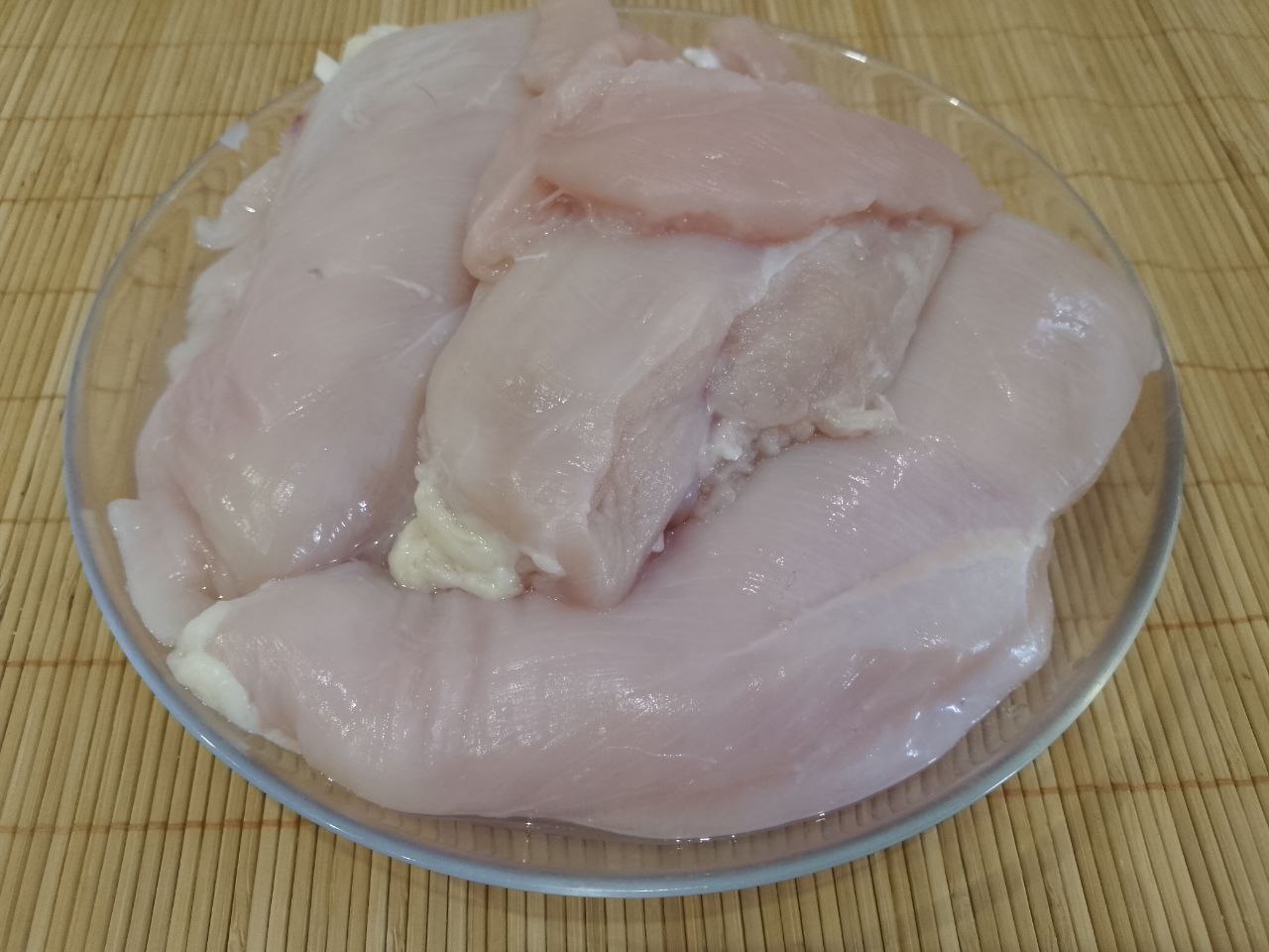 Котлеты из рубленого куриного филе и сыра: Куриное филе, промываем, просушиваем и разрезаем на мелкие кусочки.