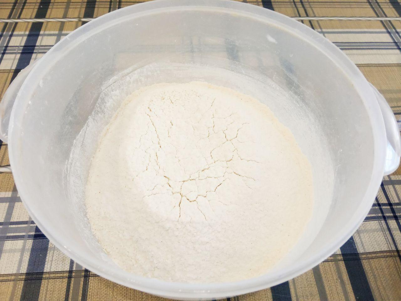 Сосиски в тесте и пампушки в чесночной заливке, вкусно и просто: Муку просеиваем через мелкое сито и высыпаем в емкость.