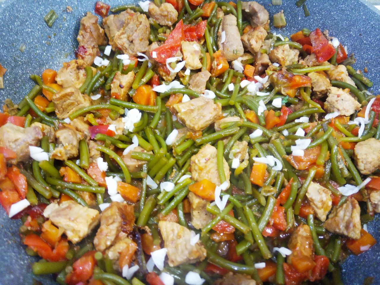 Чесночные стрелки с мясом и овощами тушеные в соевом соусе, вкусные и аппетитные: Чеснок у меня молодой, промываем и мелко нарезаем или продавливаем через чесночницу. Измельченный чеснок