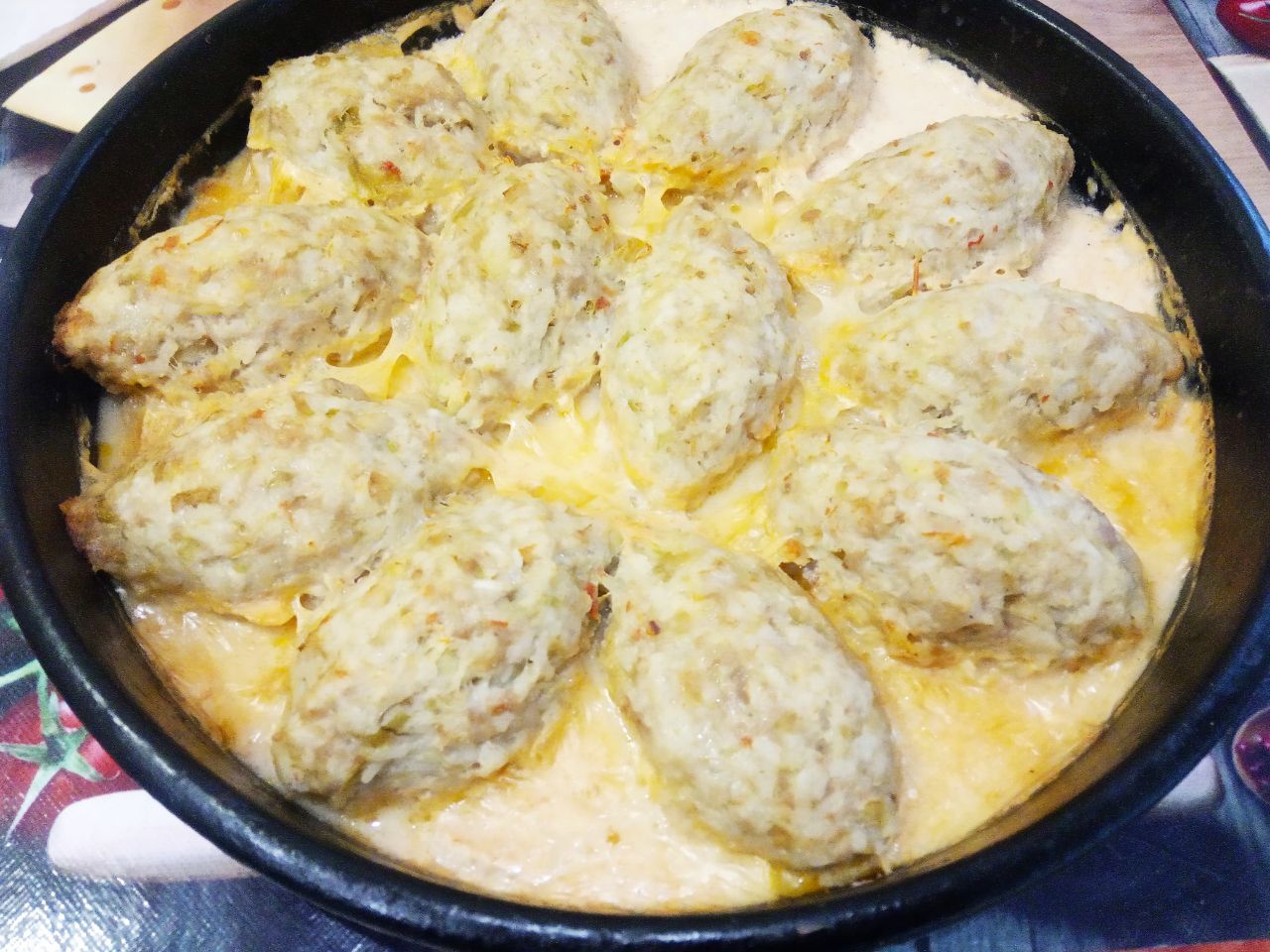 Ленивые голубцы, запеченные в духовке, вкусные и сытные: Разогреваем духовку до 180 С и ставим голубцы для запекания. Запекаем голубцы 50-60 минут.