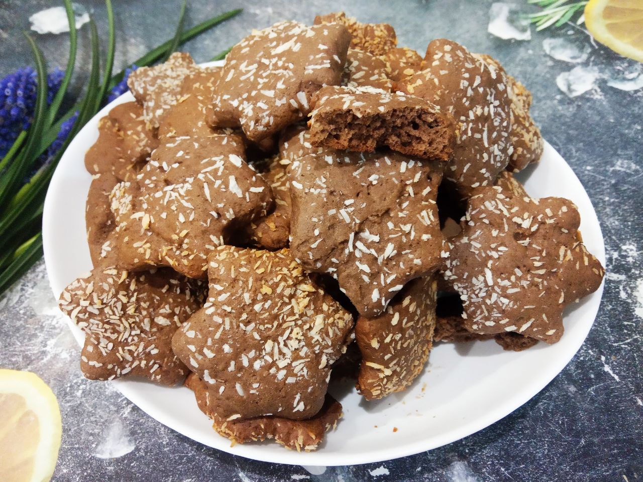 Домашнее шоколадное печенье, рассыпчатое и мягкое с кокосовой стружкой: Охлажденное испеченное печенье выкладываем на блюдо и подаем к чаю.
