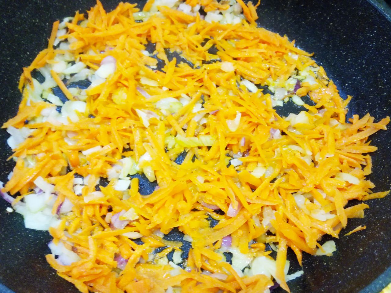Паштет из свиной печени, вкусно и сытно: Сковороду разогреваем с растительным или сливочным маслом и обжариваем лук с морковью до готовности.
