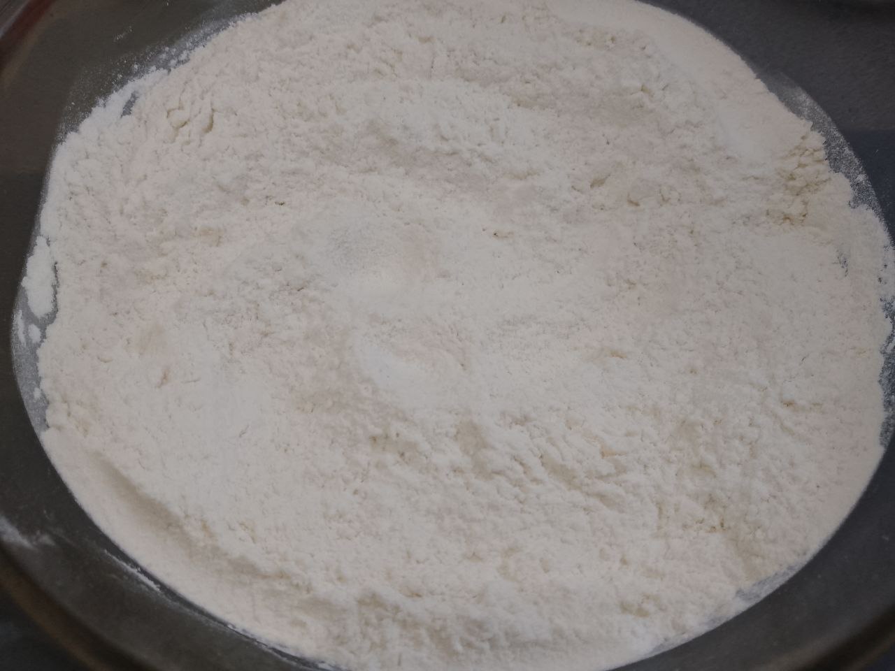 Печенье из рисовой муки в кокосовой стружке и кунжуте: Добавляем муку в смесь, замешиваем мягкое и нежное тесто.