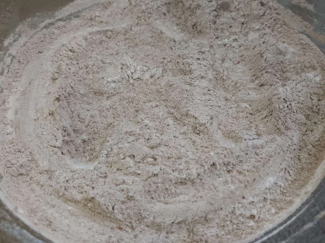 Шоколадное песочное печенье с кунжутом и кокосовой стружкой: Просеиваем какао через сито и смешиваем.