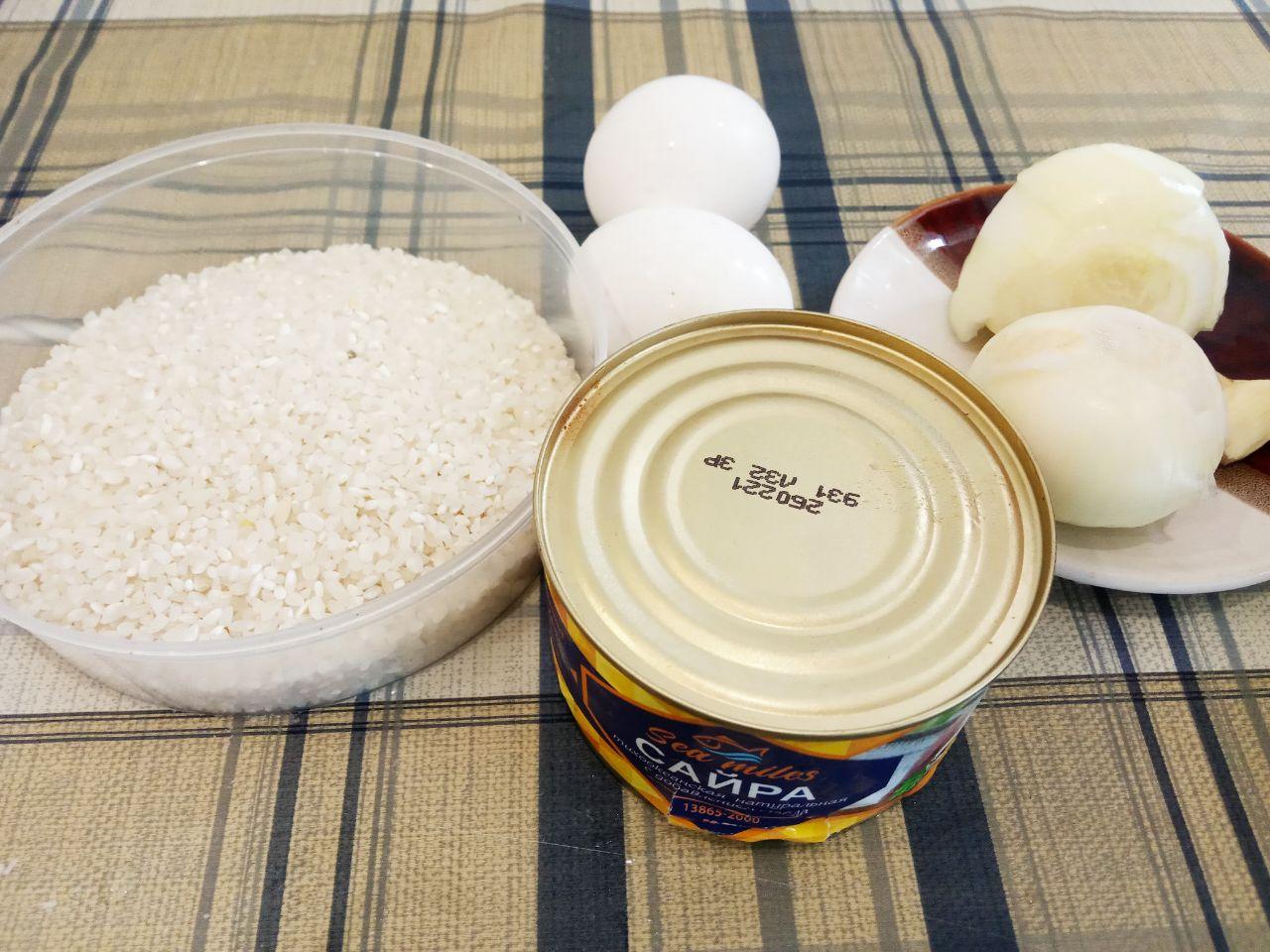 Котлеты из рыбных консервов в масле с рисом