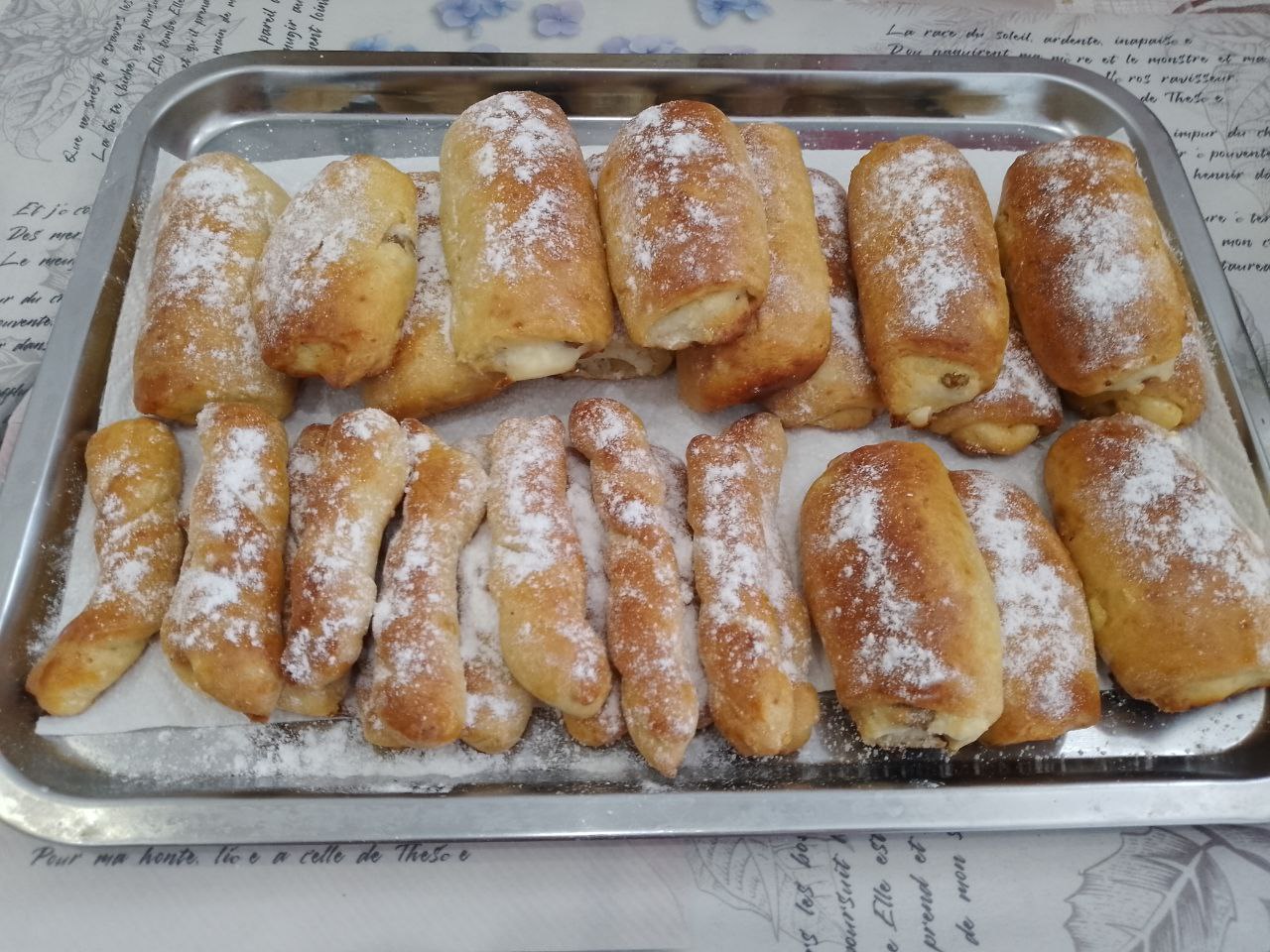 Булочки из творожного теста с творожной начинкой