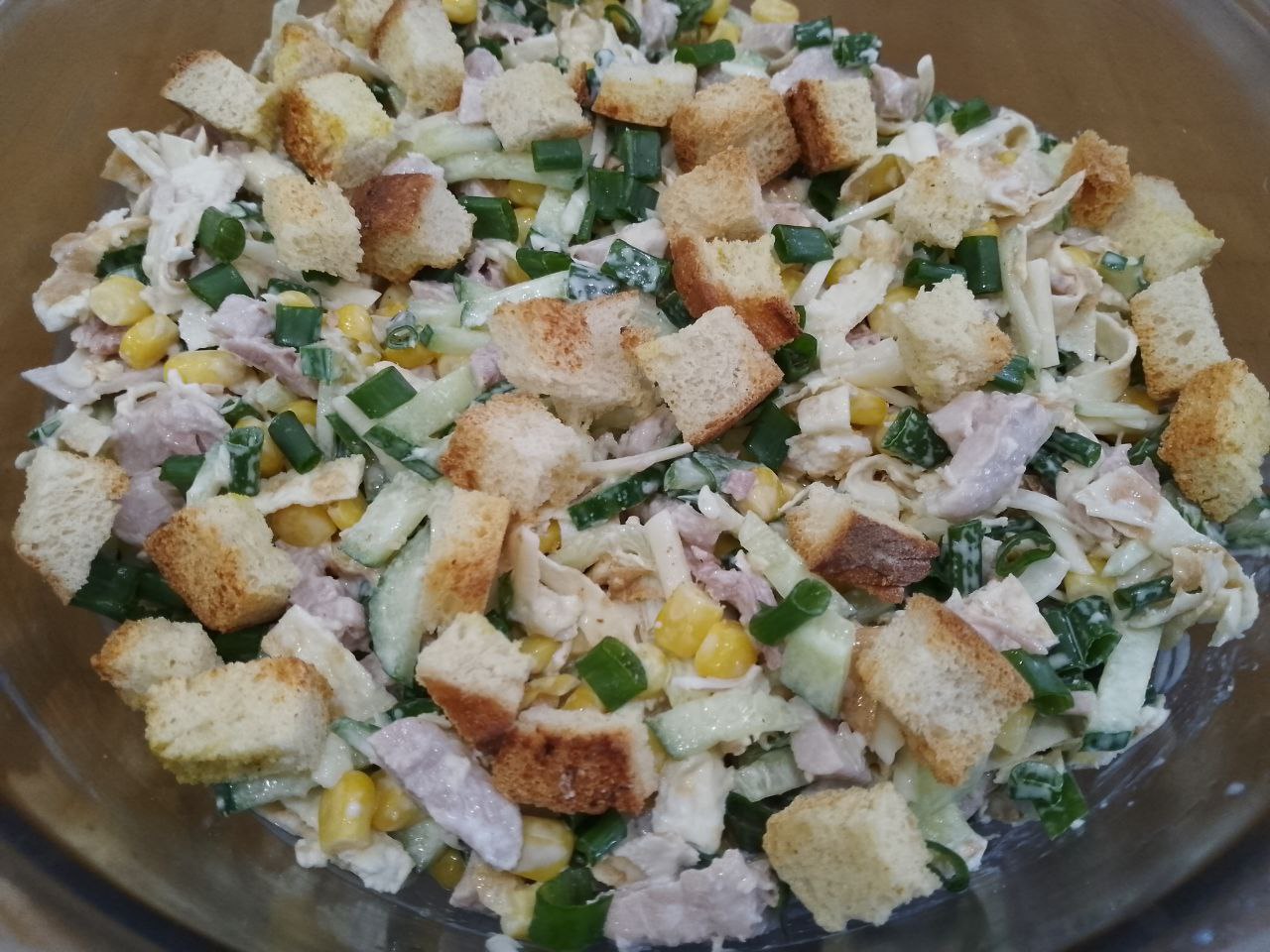 Салат вкусный и сытный из мяса, огурцов и яичных блинов: Сухарики добавляем по своему вкусу перед тем, как подать к столу.