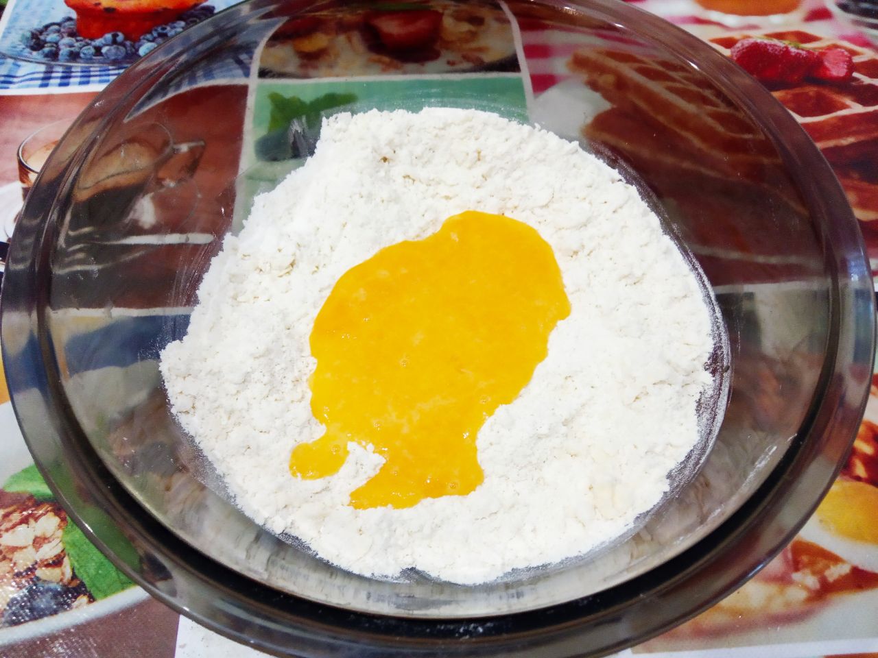Яблочный пирог с кремом-суфле, нежный и вкусный: Выкладываем растертые желтки с сахаром в мучную крошку и размешиваем до образования крошки покрупнее