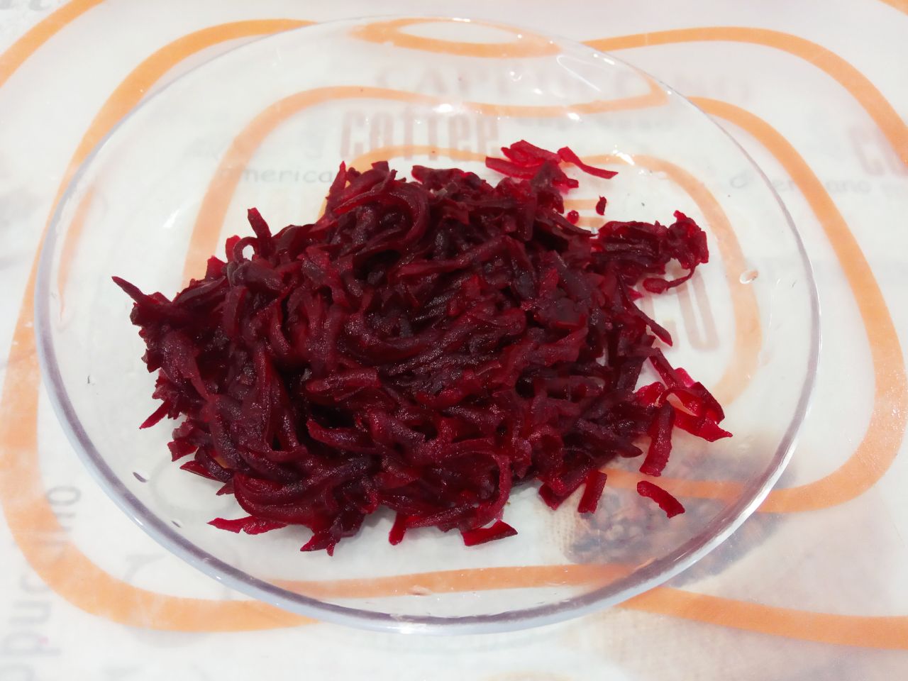 Красный борщ с грибами, вкусный и сытный: Свеклу сначала отдельно отвариваем до готовности, затем натираем на крупной терке. Свеклу я добавляю