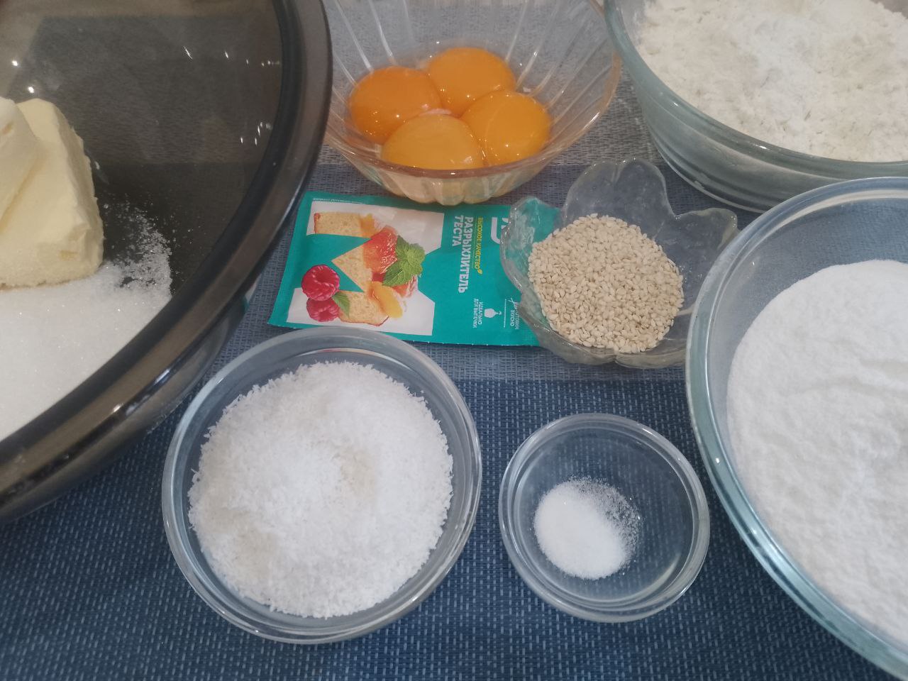 Печенье из рисовой муки в кокосовой стружке и кунжуте