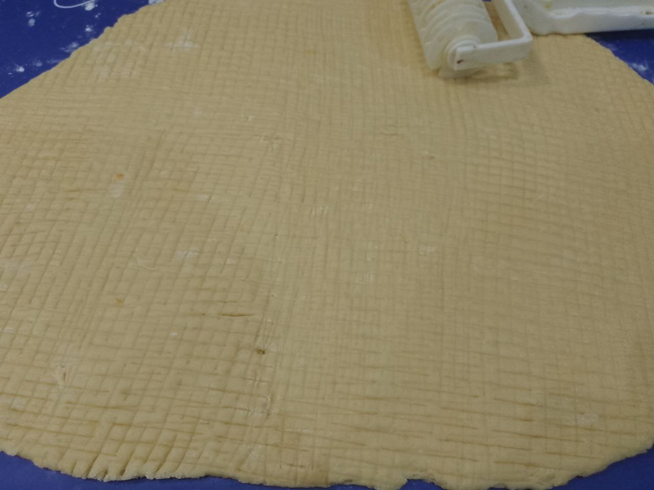 Домашнее мандариновое печенье, просто и вкусно: Валиком для теста продавливаем узоры.