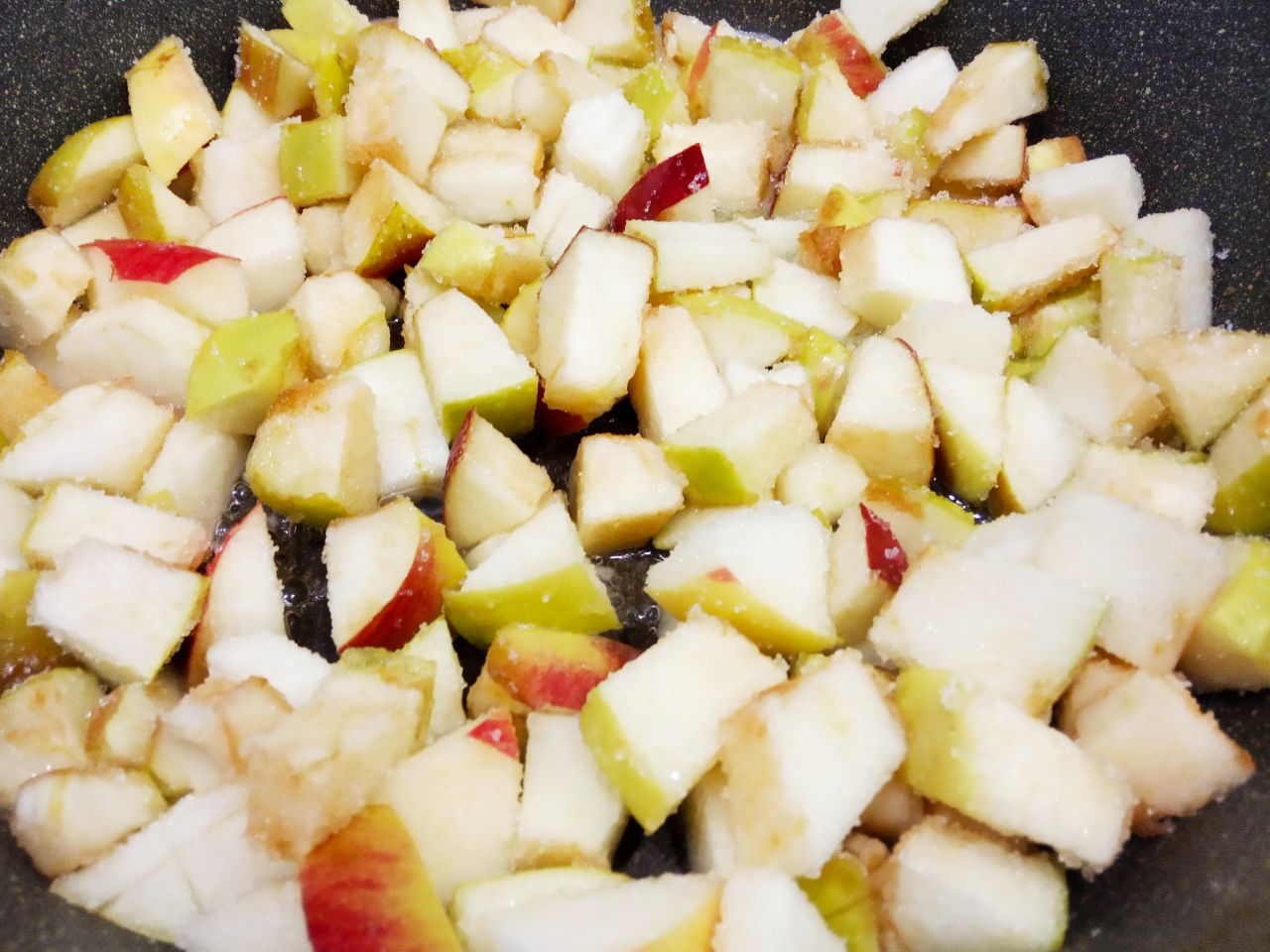 Яблочный пирог с кремом-суфле, нежный и вкусный: Разогреваем сковороду со сливочным маслом, выкладываем яблоки и обжариваем до испарения жидкости.