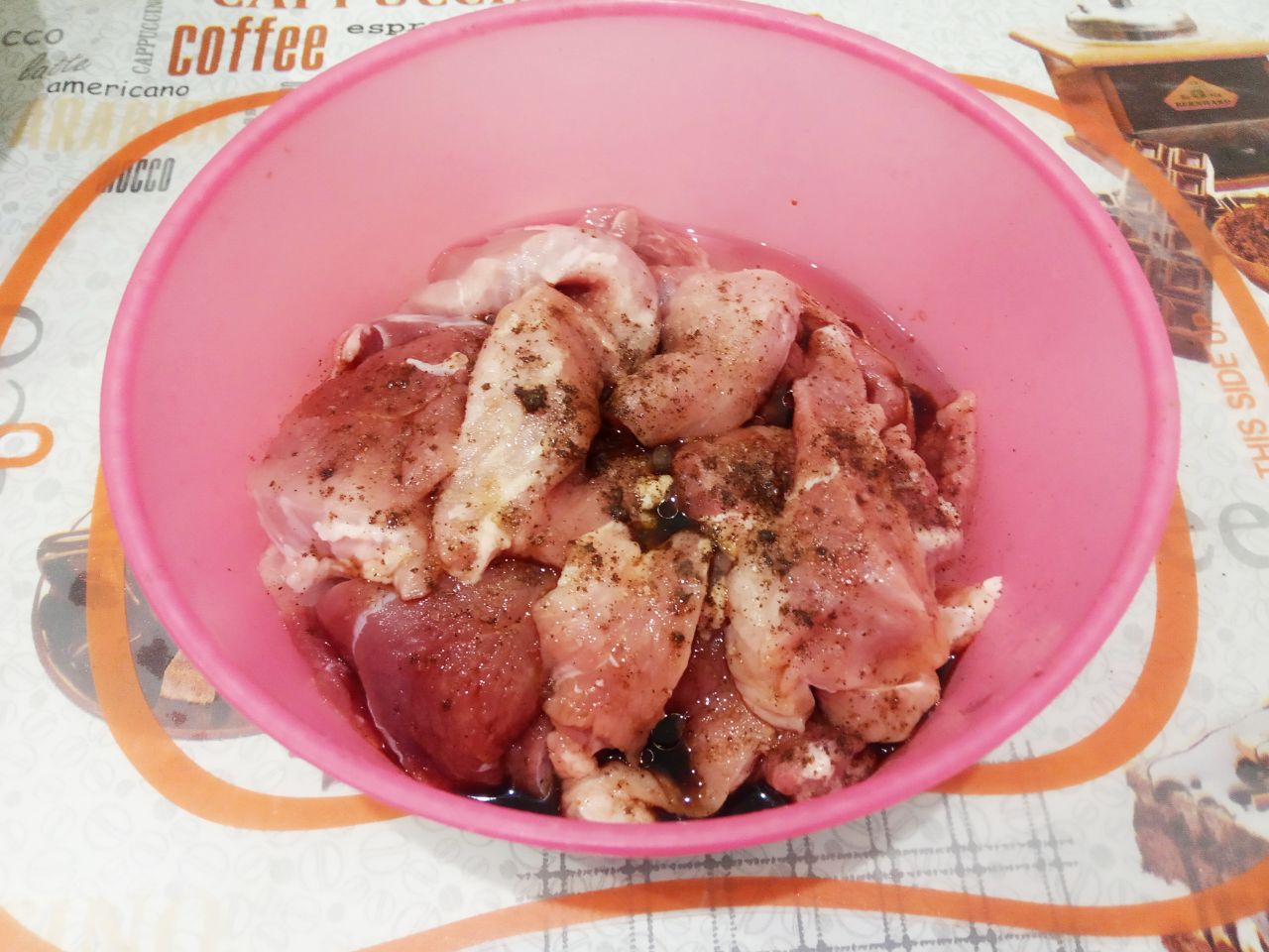 Мясо тушеное с луком и специями: Добавляем к мясу соевый соус, растительное масло и чеснок, размешиваем. Оставляем мясо на час, чтобы