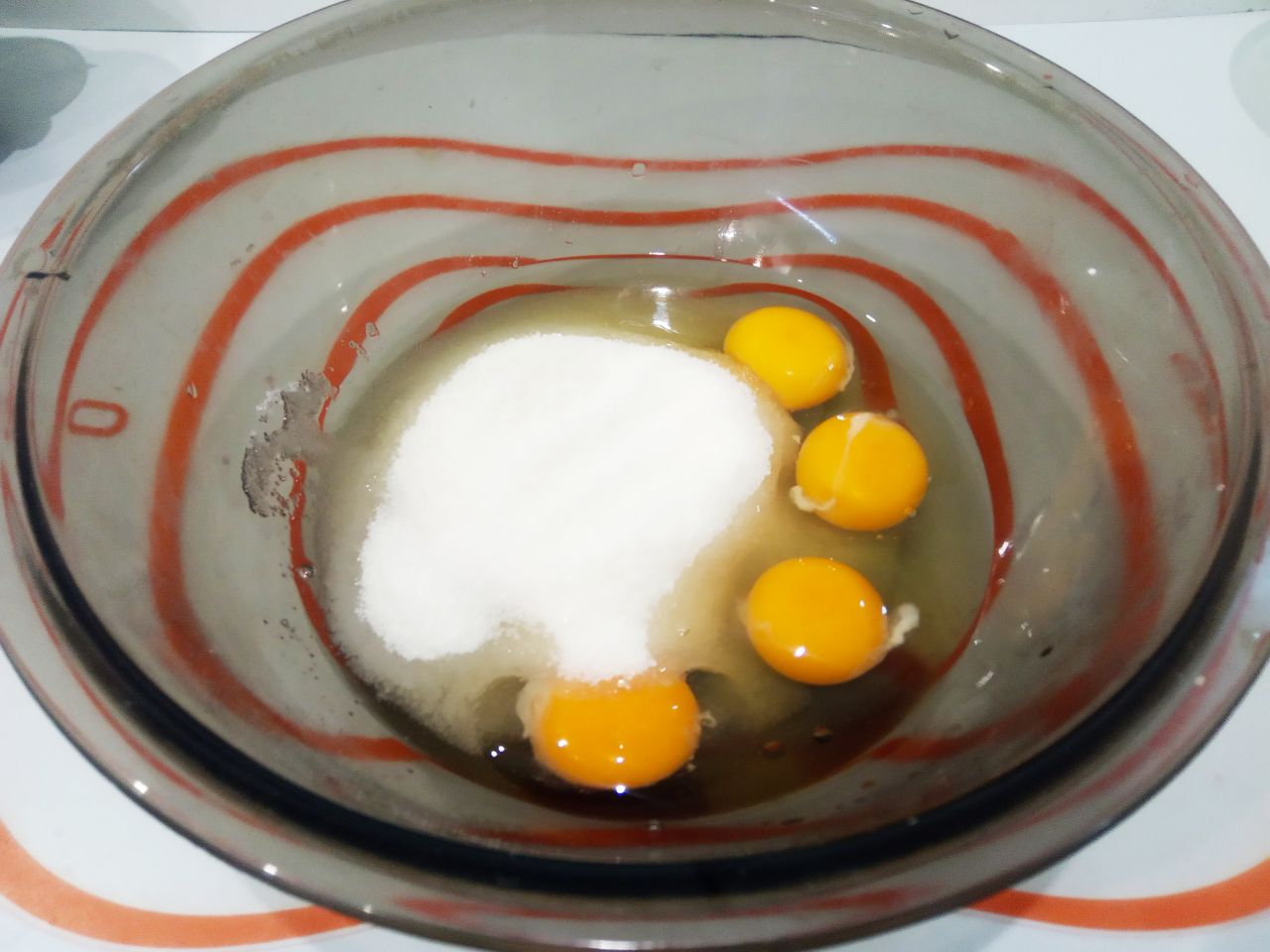 Пирог с яблоками на кефире и растительном масле, просто и вкусно: В чашу разбиваем яйца, добавляем сахар, ванильный сахар и взбиваем до загустения.