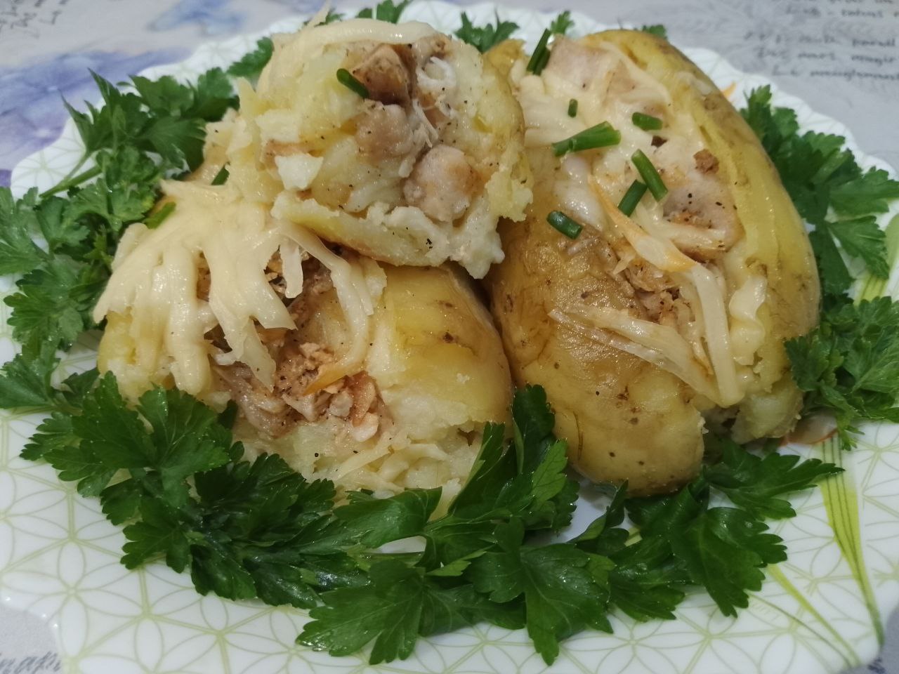 Картошка крошка нежная ароматная и сытная: Достаем картофель из духовки выкладываем на блюдо и подаем к столу с овощами и салатом.