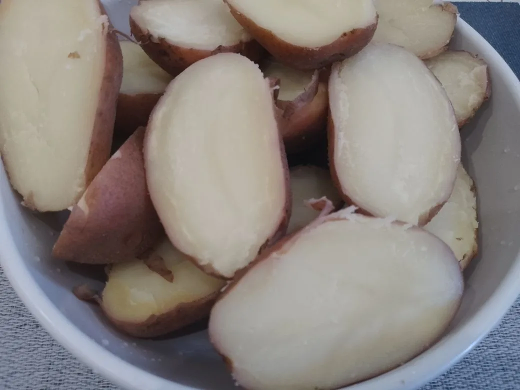 Картофель с начинкой из куриного мяса, шампиньонов и сыра: Картофель в мундирах разрезаем вдоль на две части.