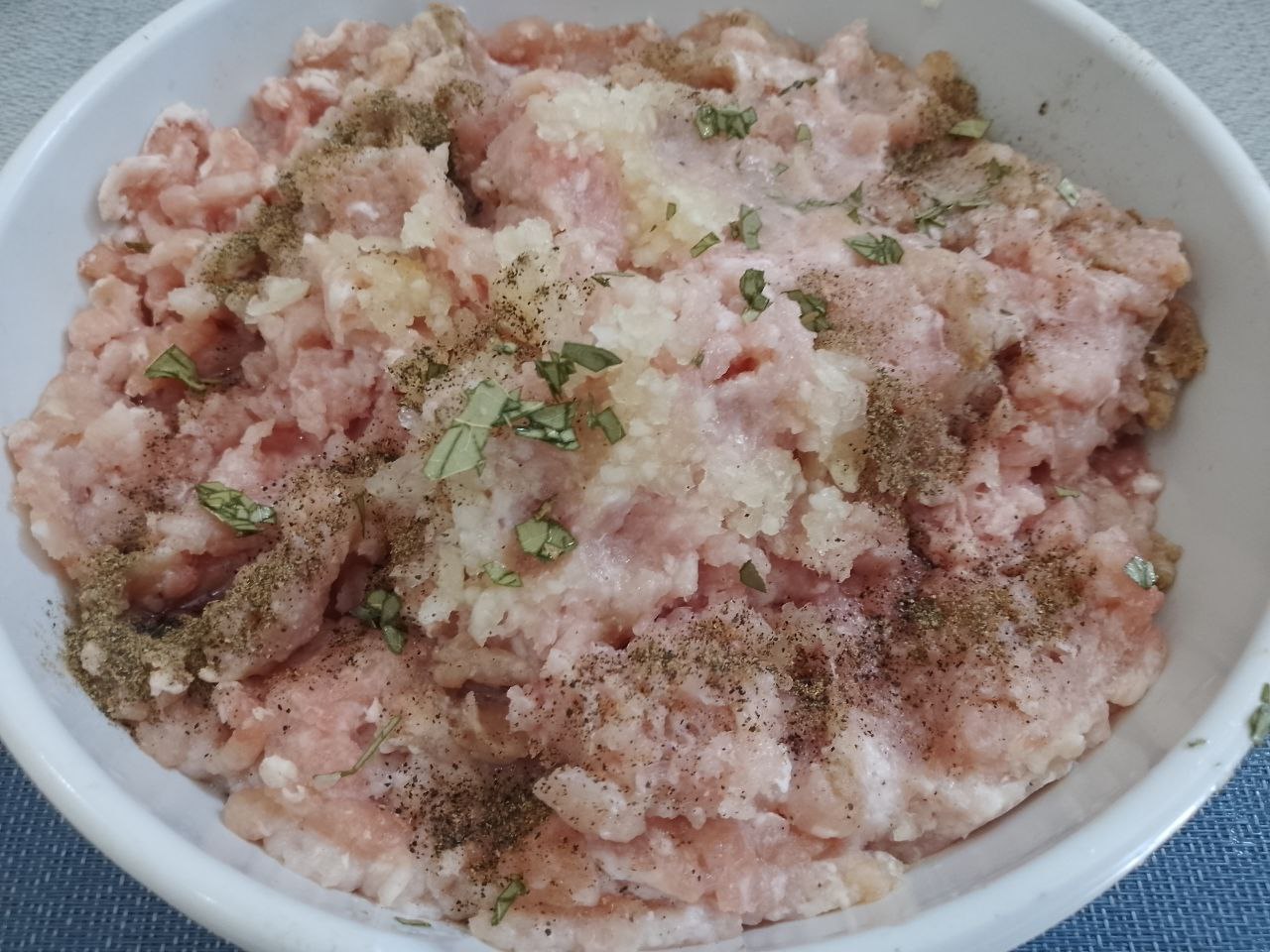 Домашние колбаски из свиного и куриного мяса в натуральной оболочке, запеченные в духовке: Фарш соединяем с чесноком, измельченным лавровым листом, солим и перчим по вкусу. Фарш тщательно