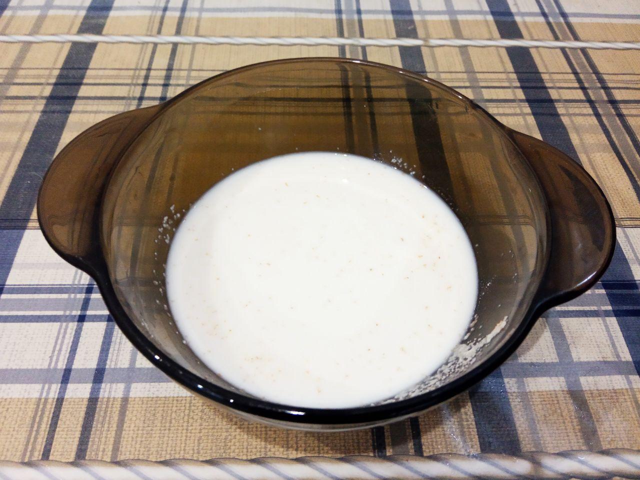 Рецепт нежной творожной запеканки с изюмом: Манную крупу заливаем молоком на 10 15 минут.