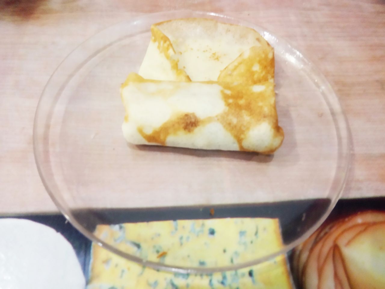 Блинчики с мясом и сыром, запеченные в духовке: На один край блина кладем начинку, закрываем начинку с двух сторон, потом с одной стороны и заворачиваем.