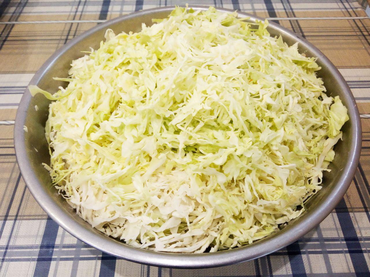 Салат на зиму из капусты, лука и моркови: Свежую капусту очищаем от поврежденных листьев, промываем водой и шинкуем.