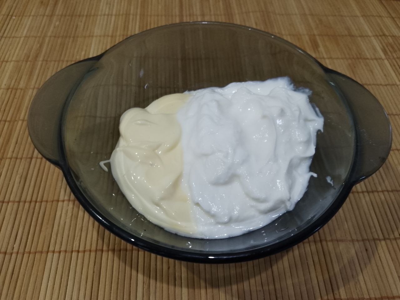 Пицца на сковороде, просто, быстро и вкусно: В чашу или миску разбиваем яйца, добавляем майонез и сметану, соль по вкусу, тщательно размешиваем.