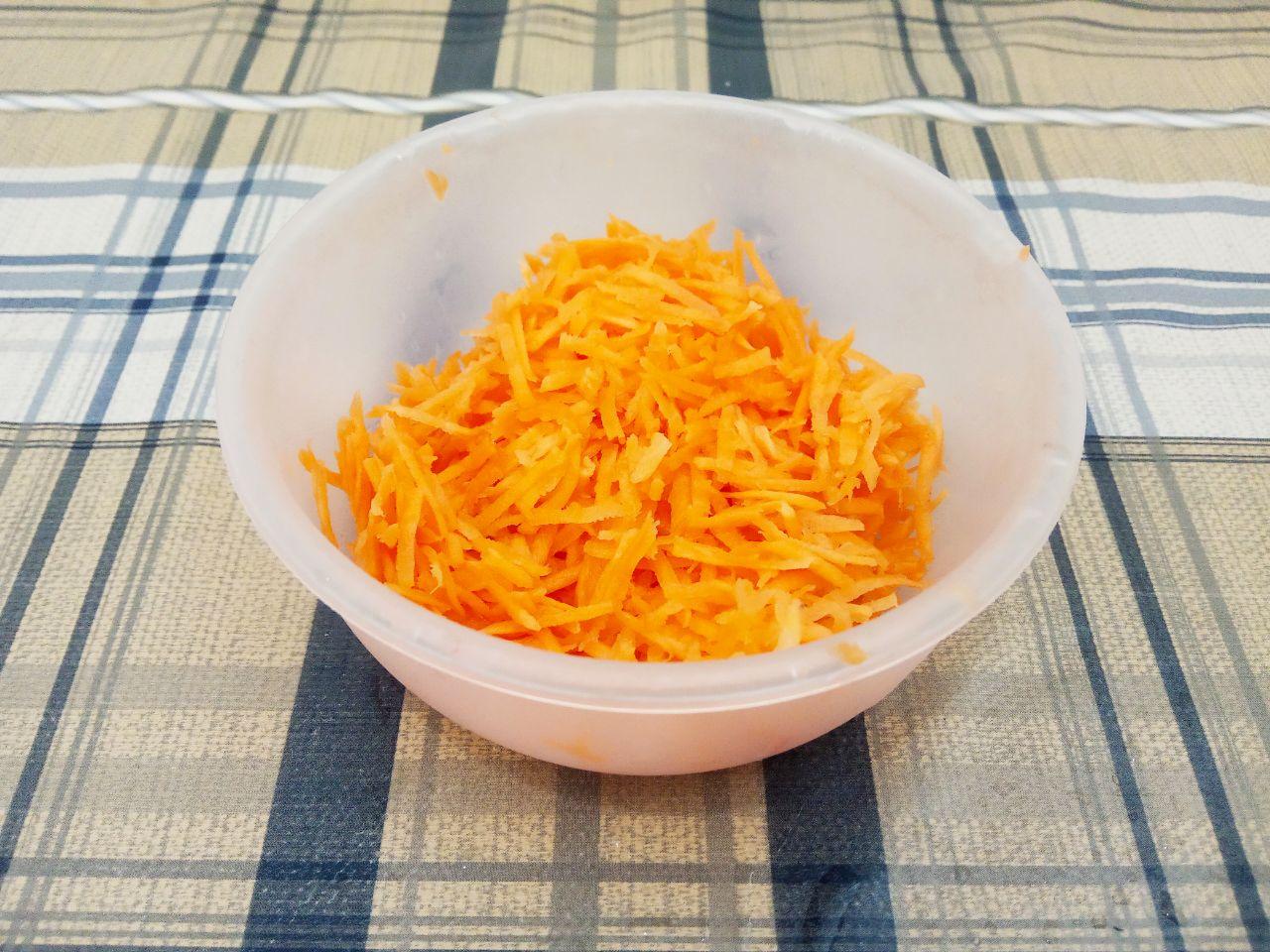 Оладьи из кабачков, сыра и моркови, просто и вкусно: Морковь у меня небольшая, я использовала 2 шт, а так кладу одну. Промываем морковь очищаем и натираем на