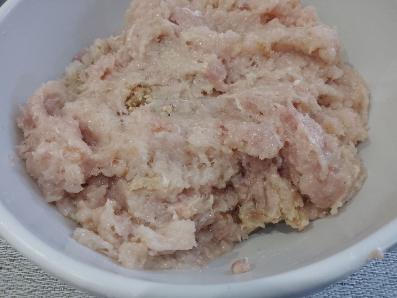 Котлеты из куриного мяса в яичном кляре и панировочных сухарях: Курицу тщательно моем, снимаем кожу, отделяем мясо и пропускаем его через мясорубку.