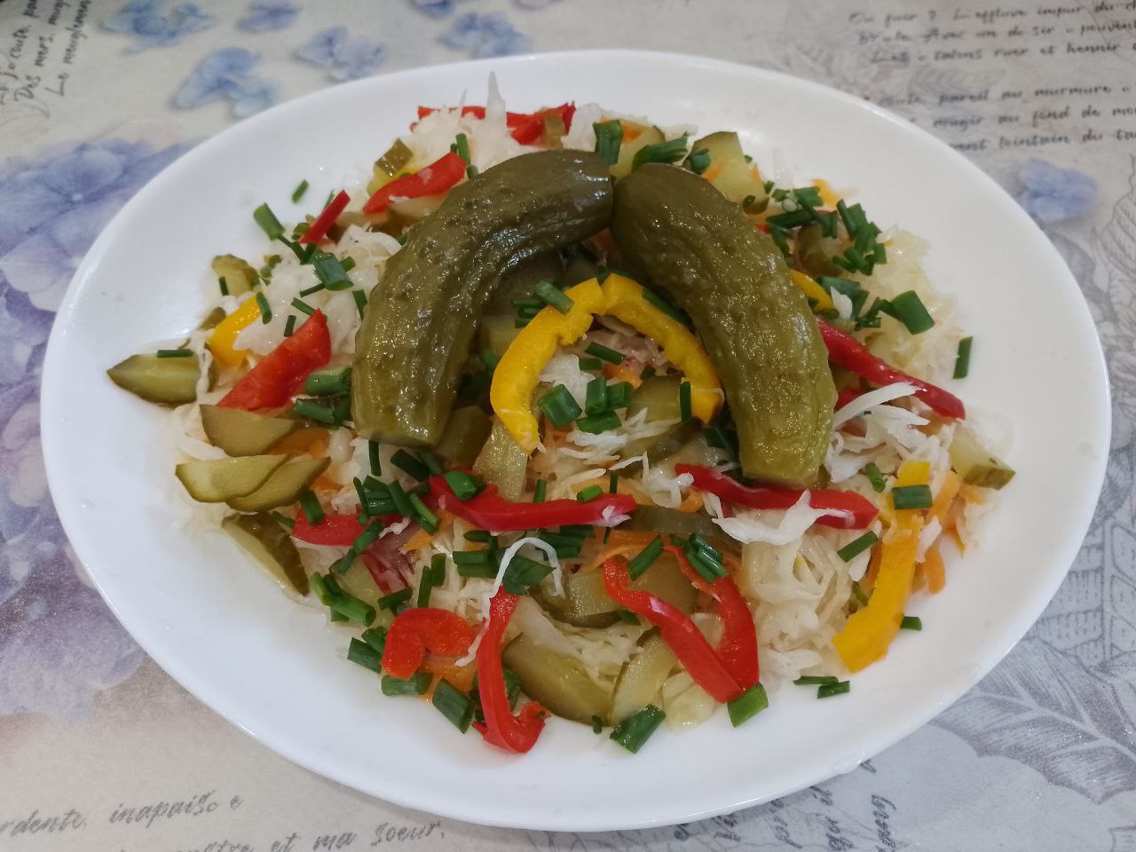 Капуста маринованная с перцем, морковью и чесноком