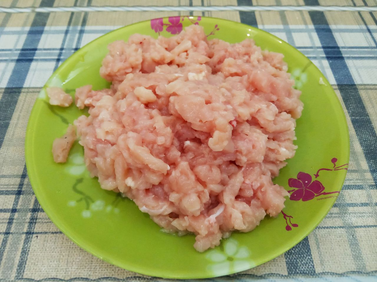 Простой рецепт жареных пирожков с начинкой из куриного филе и лука: Пока тесто поднимается, займемся приготовлением начинки. Куриное филе промываем, просушиваем, мелко нарезаем