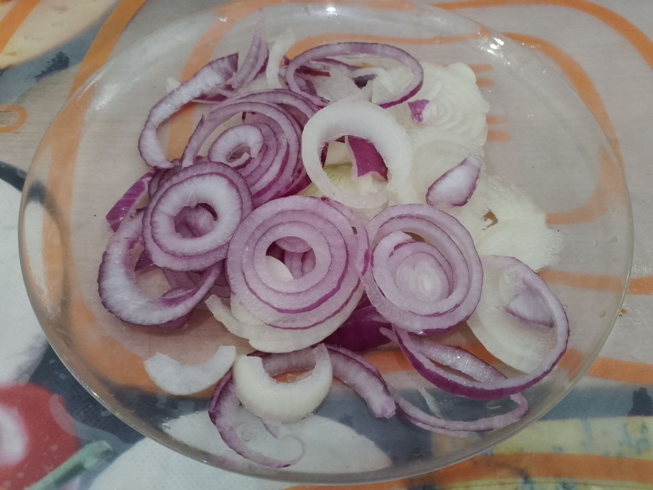 Баклажаны по-кубански, вкусные и аппетитные: Лук очищаем, промываем, нарезаем кольцами и обжариваем на растительном масле до светло-золотистого цвета.
