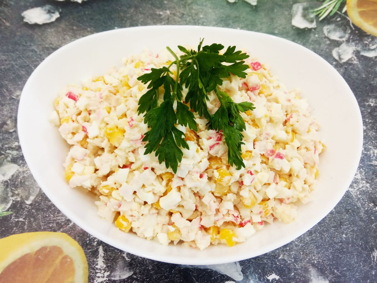 Простой рецепт салата с крабовыми палочками и кукурузой