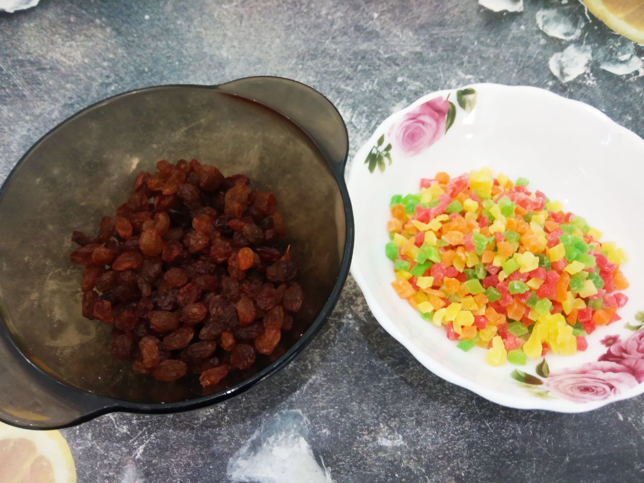 Нежная творожная пасха с цукатами и изюмом: Изюм промываем горячей водой и просушиваем. Цукаты по желанию замачиваем или нет, кому как нравится. Мне