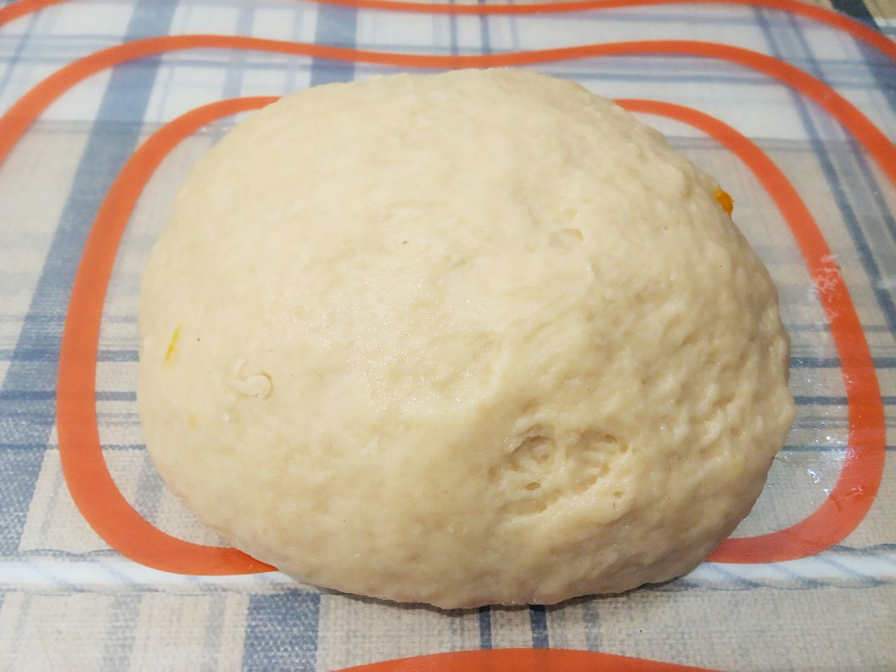 Воздушные и рассыпчатые рогалики с джемом: Всыпаем оставшуюся муку и далее замешиваем тесто руками. Тесто должно быть мягкое и нежное.