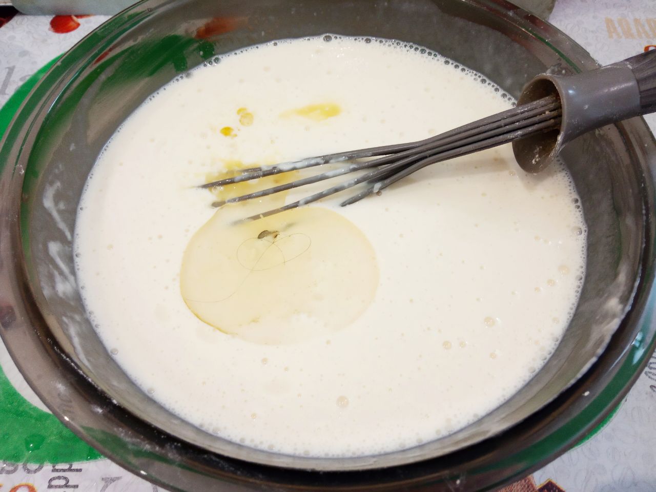 Блинчики с мясной начинкой из фарша и лука, вкусно и сытно: Сливочное масло растапливаем и вместе с растительным выливаем в тесто, размешиваем.