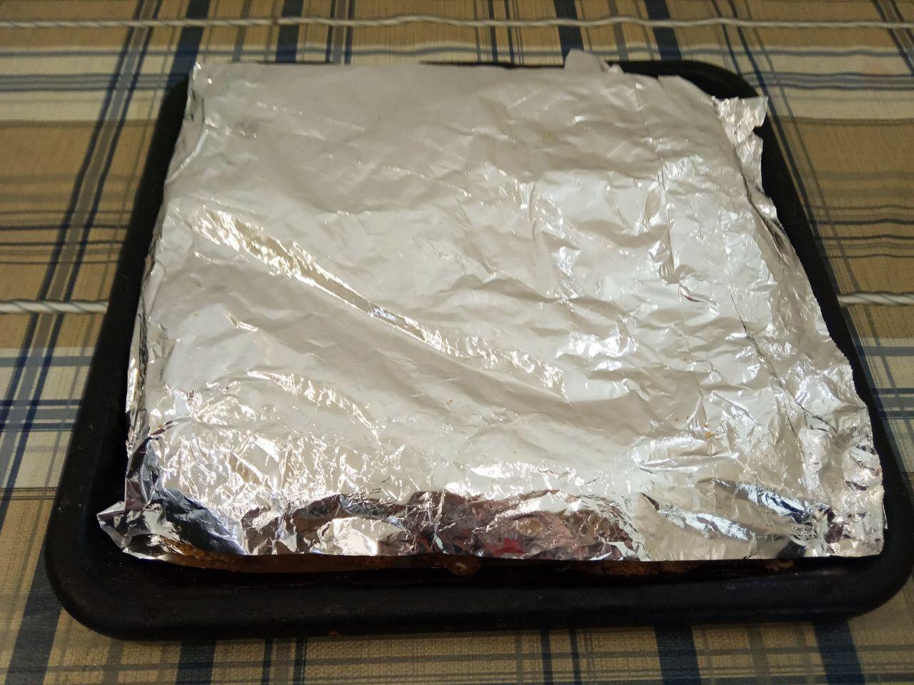 Куриные голени в кляре и сухарях в духовке: Голень окунаем в кляр, затем обваливаем в сухарях и укладываем на противень. Сверху куриные ножки закрываем