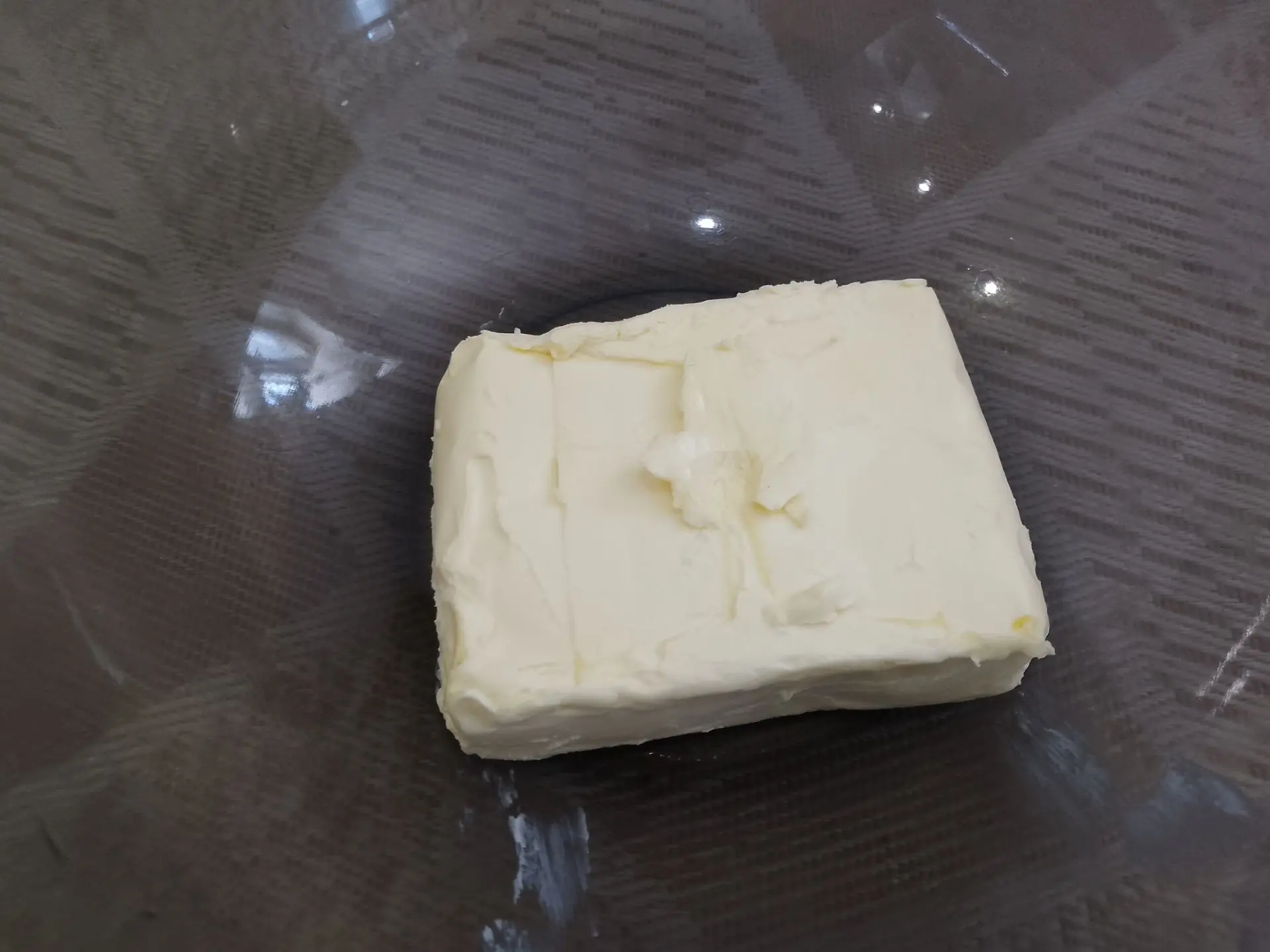 Шоколадные пирожные с малиной и белковым кремом: Сливочное масло комнатной температуры взбиваем.